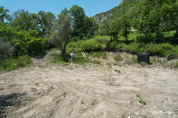 Urbanisiertes Grundstück – 400 m² in Podi